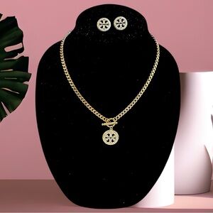 TORYY BURCH VINTAGE LOGO STATEMENT NECKLACE AND EARRINGS SET.